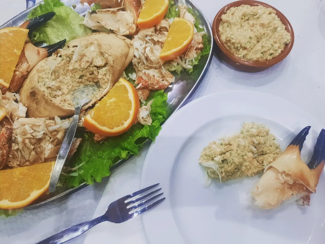 Travessa de caranguejo com laranja