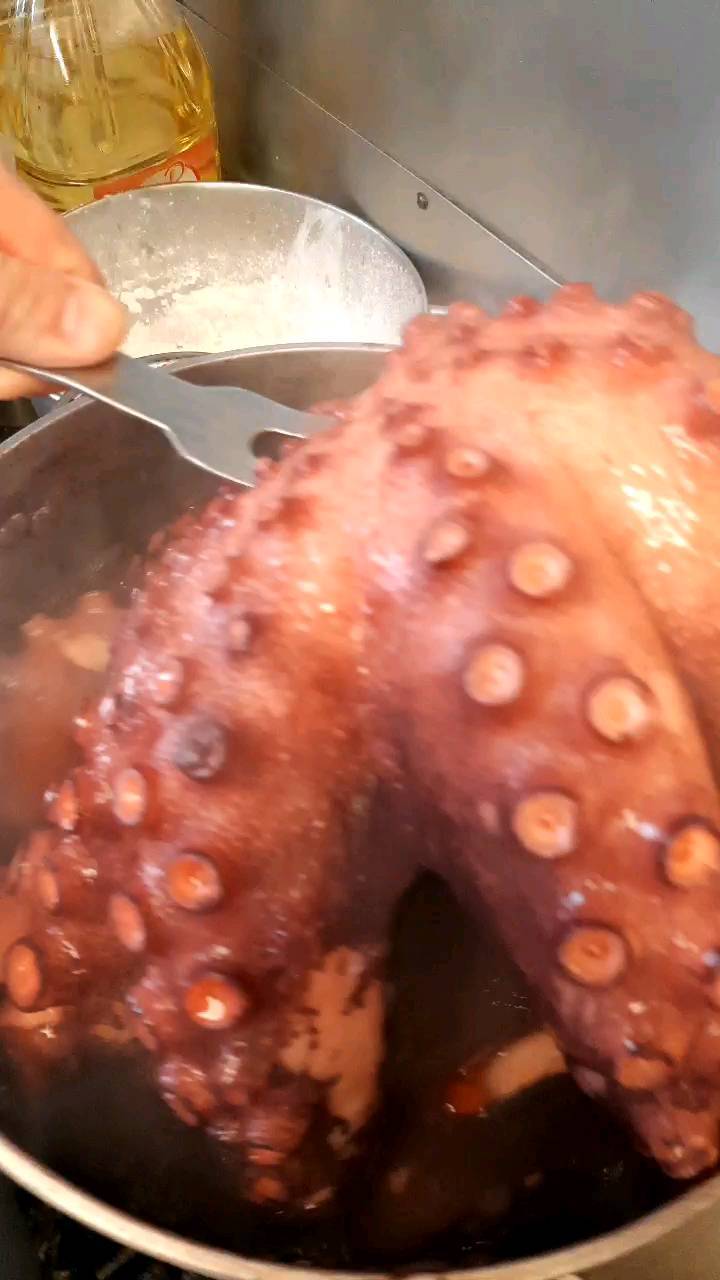Polvo cozinhado na panela