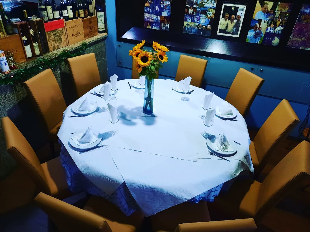 Sala com toalhas azuis